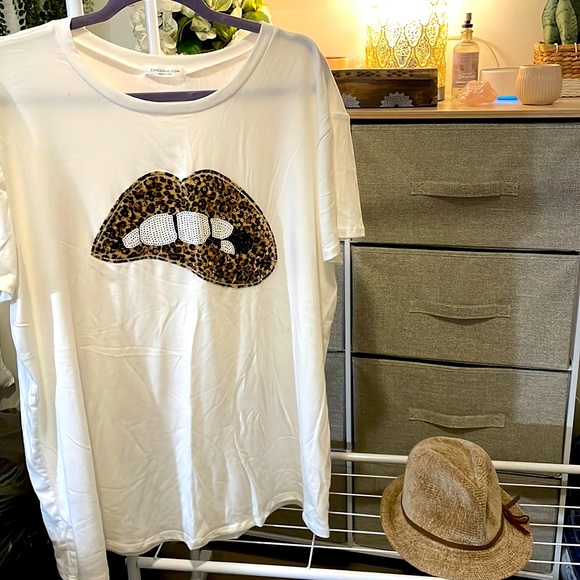 Chicsoul.com Tops - Chicsoul.com leopard print lip with sequence tee